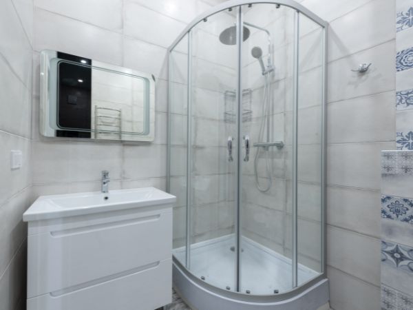Nowoczesna kabina prysznicowa z brodzikiem - idealne rozwiązanie dla Twojej łazienki!